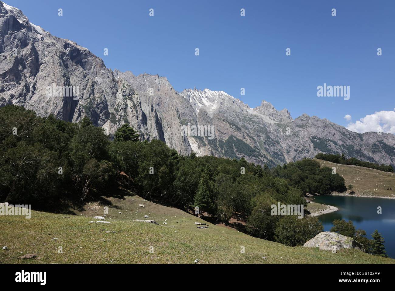 Réflexions de sérénité : lac Kutwal, vallée Haramosh, Karakoram Banque D'Images