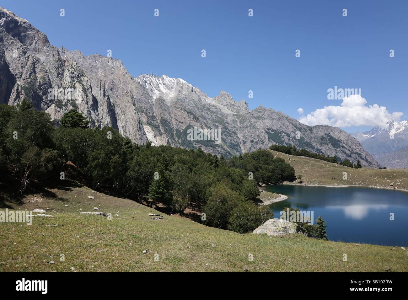 Réflexions de sérénité : lac Kutwal, vallée Haramosh, Karakoram Banque D'Images