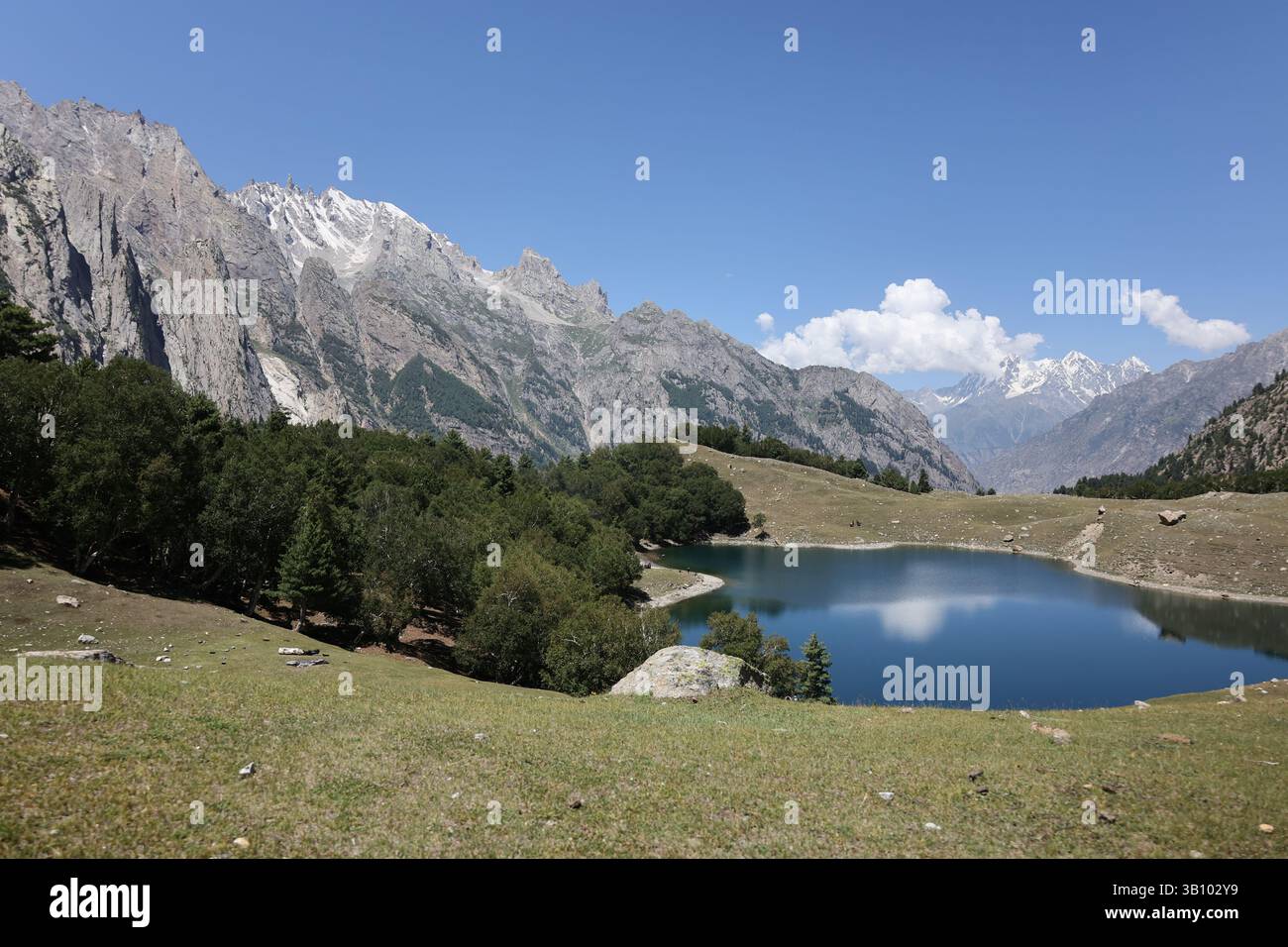 Réflexions de sérénité : lac Kutwal, vallée Haramosh, Karakoram Banque D'Images