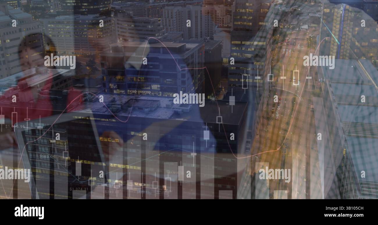 Image de graphiques financiers, de données et de paysage urbain sur divers hommes d'affaires parlant au bureau Banque D'Images