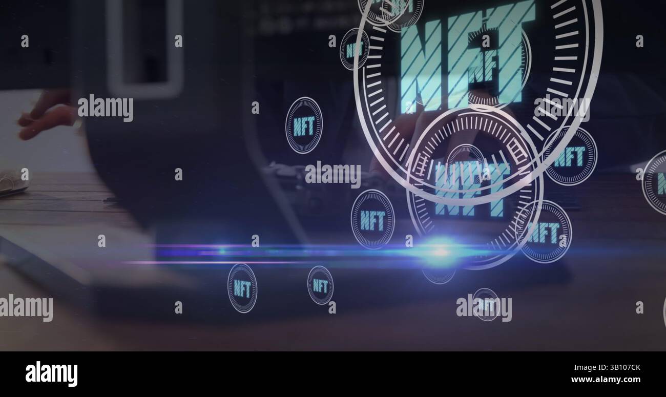 Texte NFT sur plusieurs scanners ronds contre un gros plan des mains d'une personne à l'aide d'un ordinateur Banque D'Images