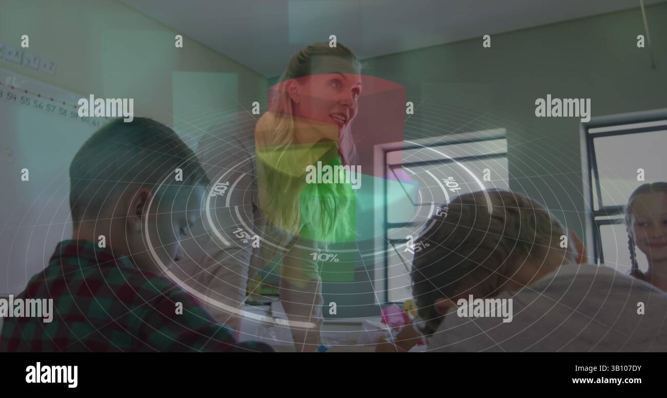 Traitement des données statistiques contre les enseignantes caucasiennes enseignant des élèves dans une classe à l'école Banque D'Images