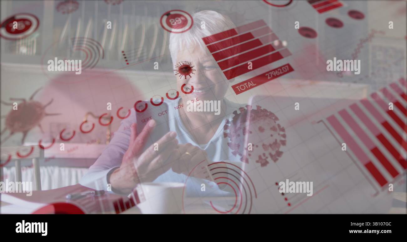 Image de graphiques et de virus cellover biracial femme senior à l'aide d'un smartphone Banque D'Images