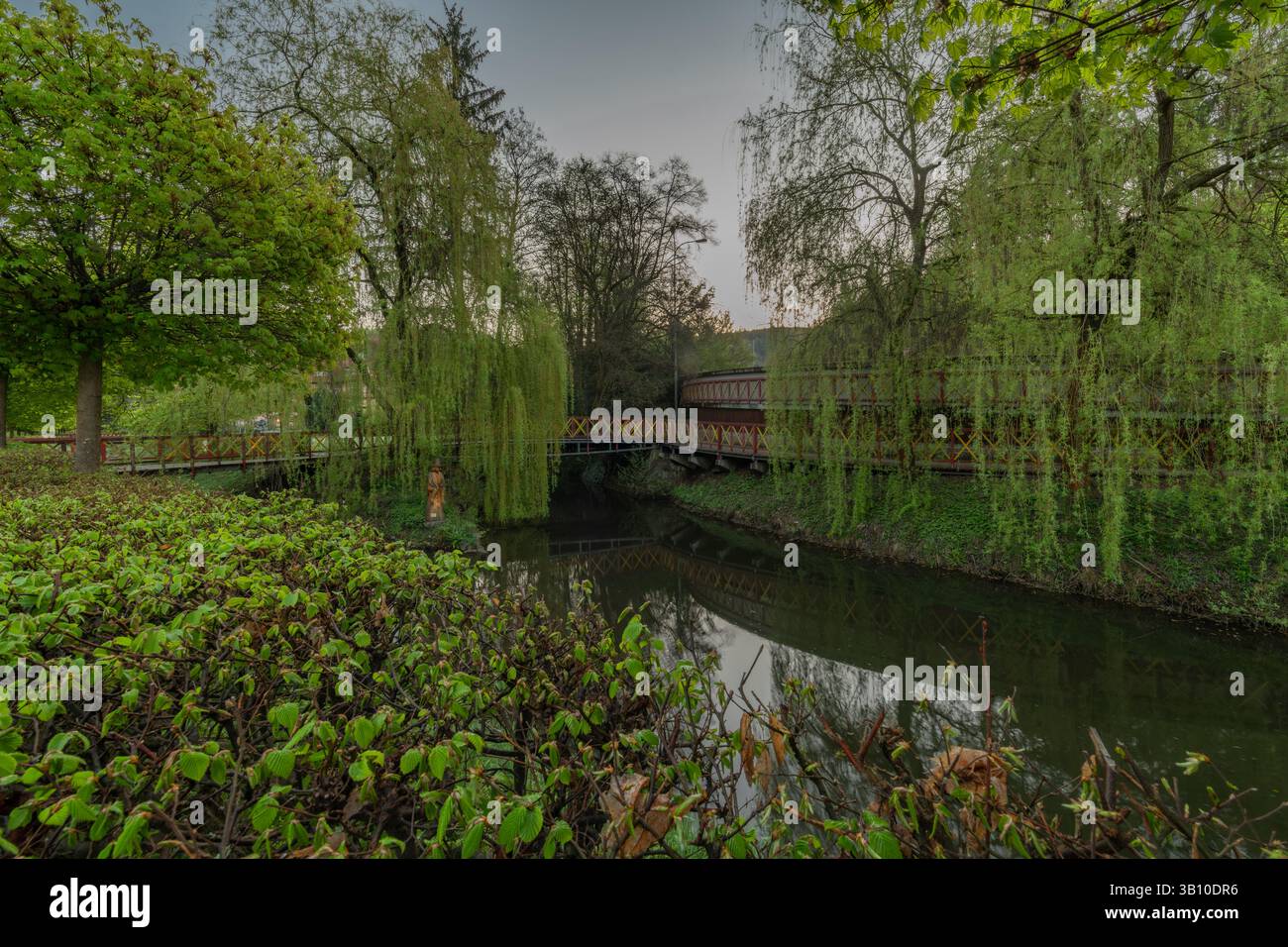 Spa parc dans la ville Luhacovice dans la couleur fraîche du printemps matin Banque D'Images
