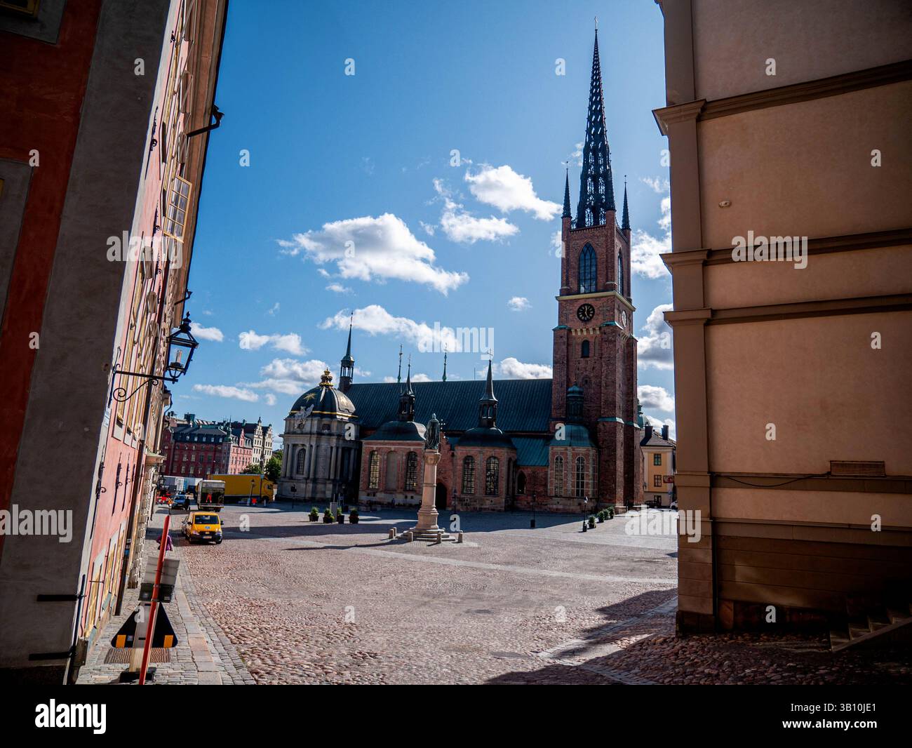 Baignée de soleil sous un ciel bleu vif, Riddarholmskyrkan (église Riddarholm) est l’un des monuments les plus anciens et les plus emblématiques de Stockholm. Banque D'Images