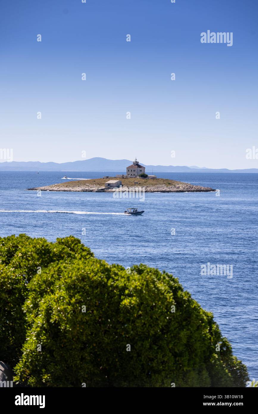 Le phare de Pokonji Dol sur l'île Otocic Pokonji Dol au large de la côte de l'île de Hvar, Croatie. Banque D'Images Le phare de Pokonji Dol sur l'île Otocic Pokonji Dol au large de la côte de l'île de Hvar, Croatie. Banque D'Images