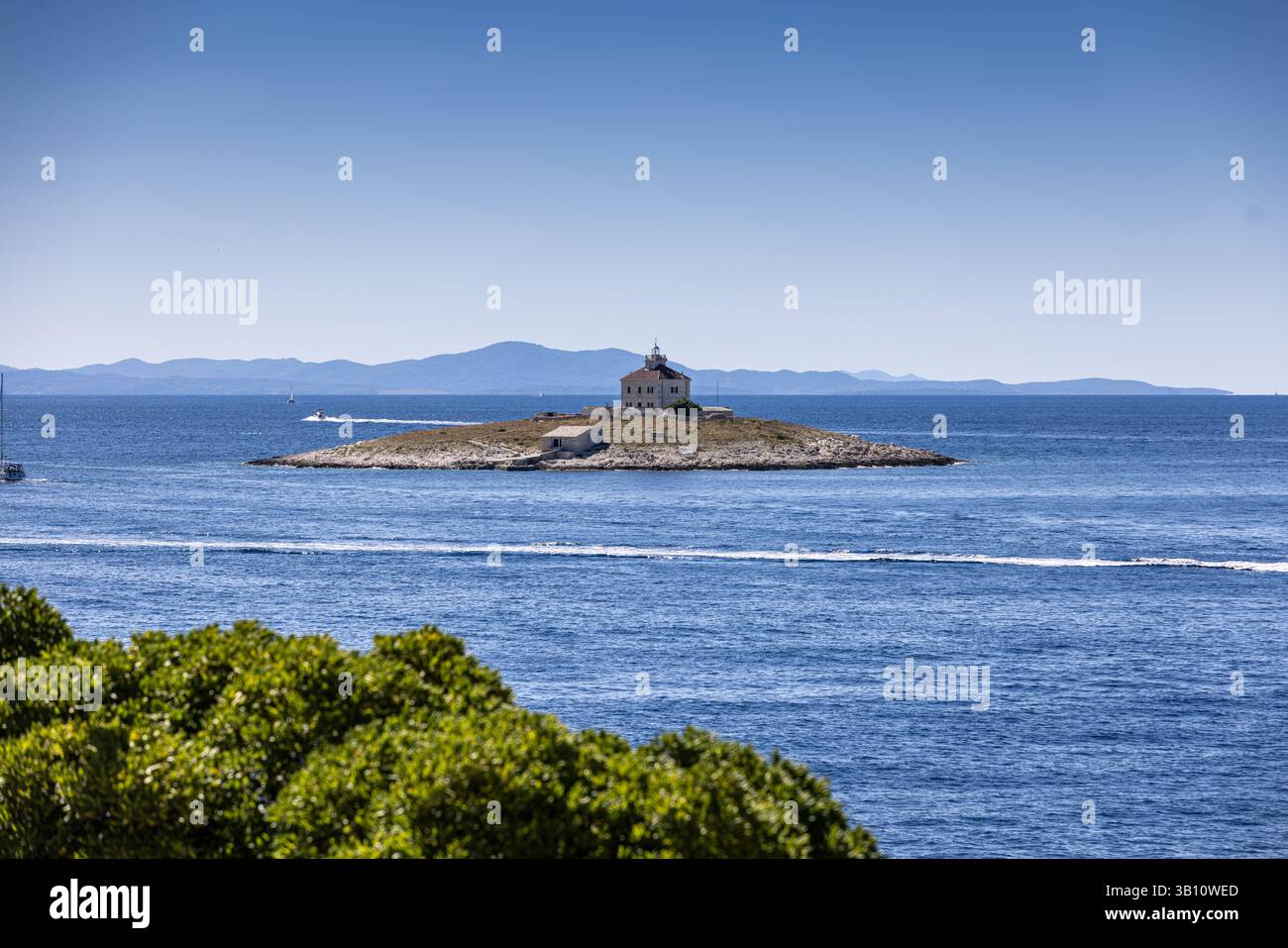 Le phare de Pokonji Dol sur l'île Otocic Pokonji Dol au large de la côte de l'île de Hvar, Croatie. Banque D'Images Le phare de Pokonji Dol sur l'île Otocic Pokonji Dol au large de la côte de l'île de Hvar, Croatie. Banque D'Images