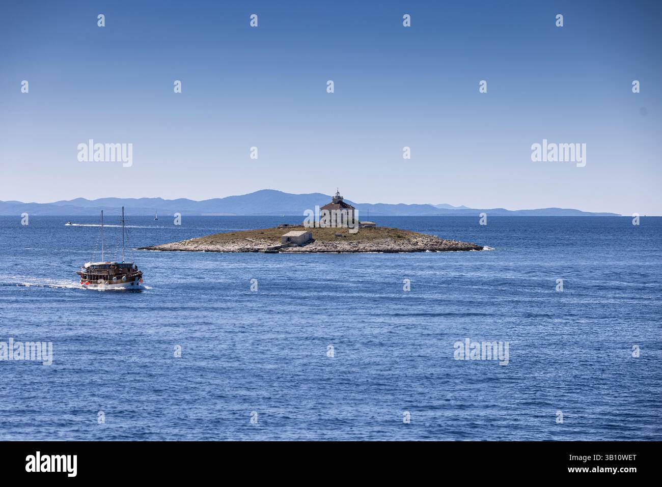 Le phare de Pokonji Dol sur l'île Otocic Pokonji Dol au large de la côte de l'île de Hvar, Croatie. Banque D'Images Le phare de Pokonji Dol sur l'île Otocic Pokonji Dol au large de la côte de l'île de Hvar, Croatie. Banque D'Images