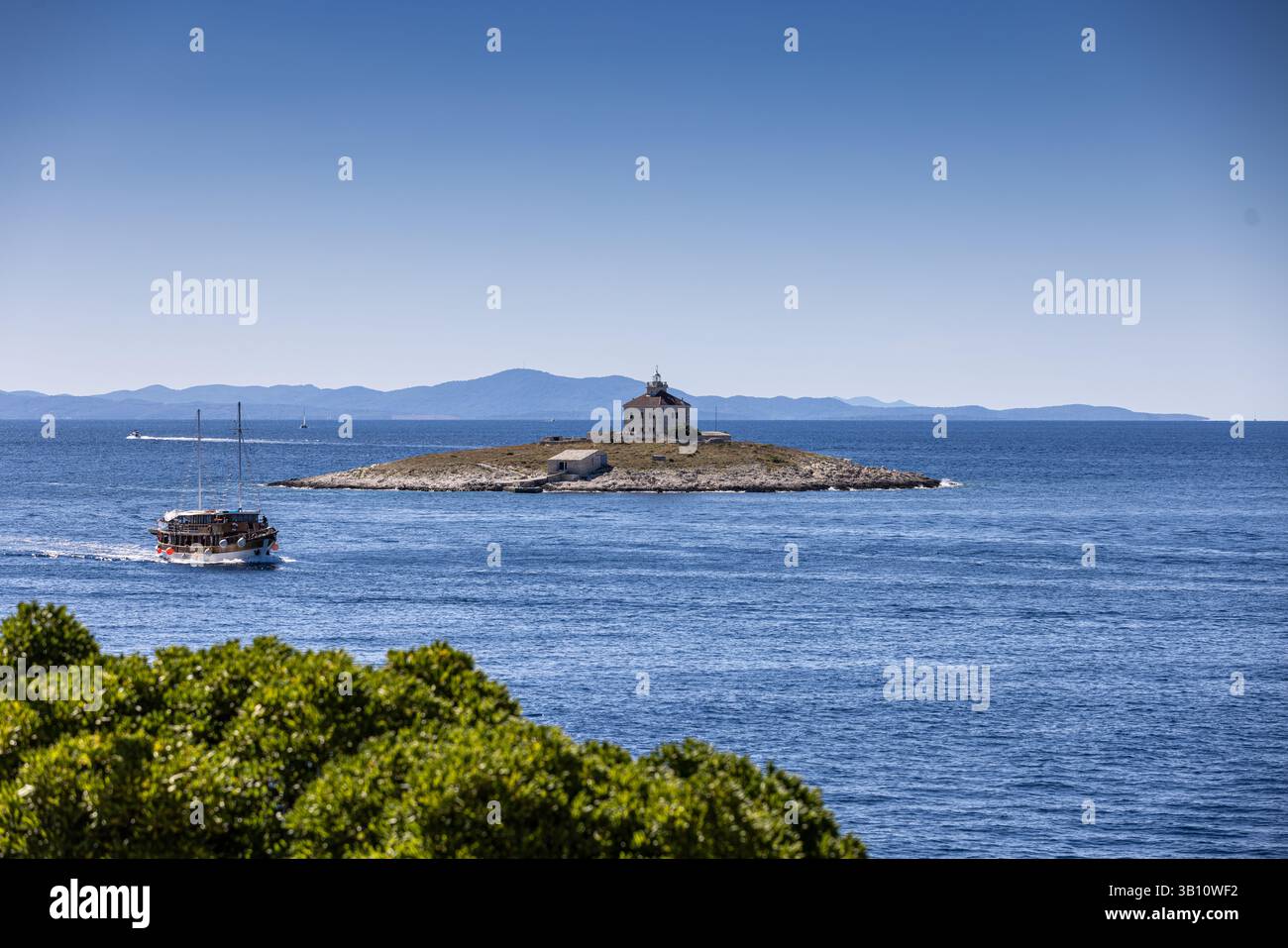 Le phare de Pokonji Dol sur l'île Otocic Pokonji Dol au large de la côte de l'île de Hvar, Croatie. Banque D'Images Le phare de Pokonji Dol sur l'île Otocic Pokonji Dol au large de la côte de l'île de Hvar, Croatie. Banque D'Images