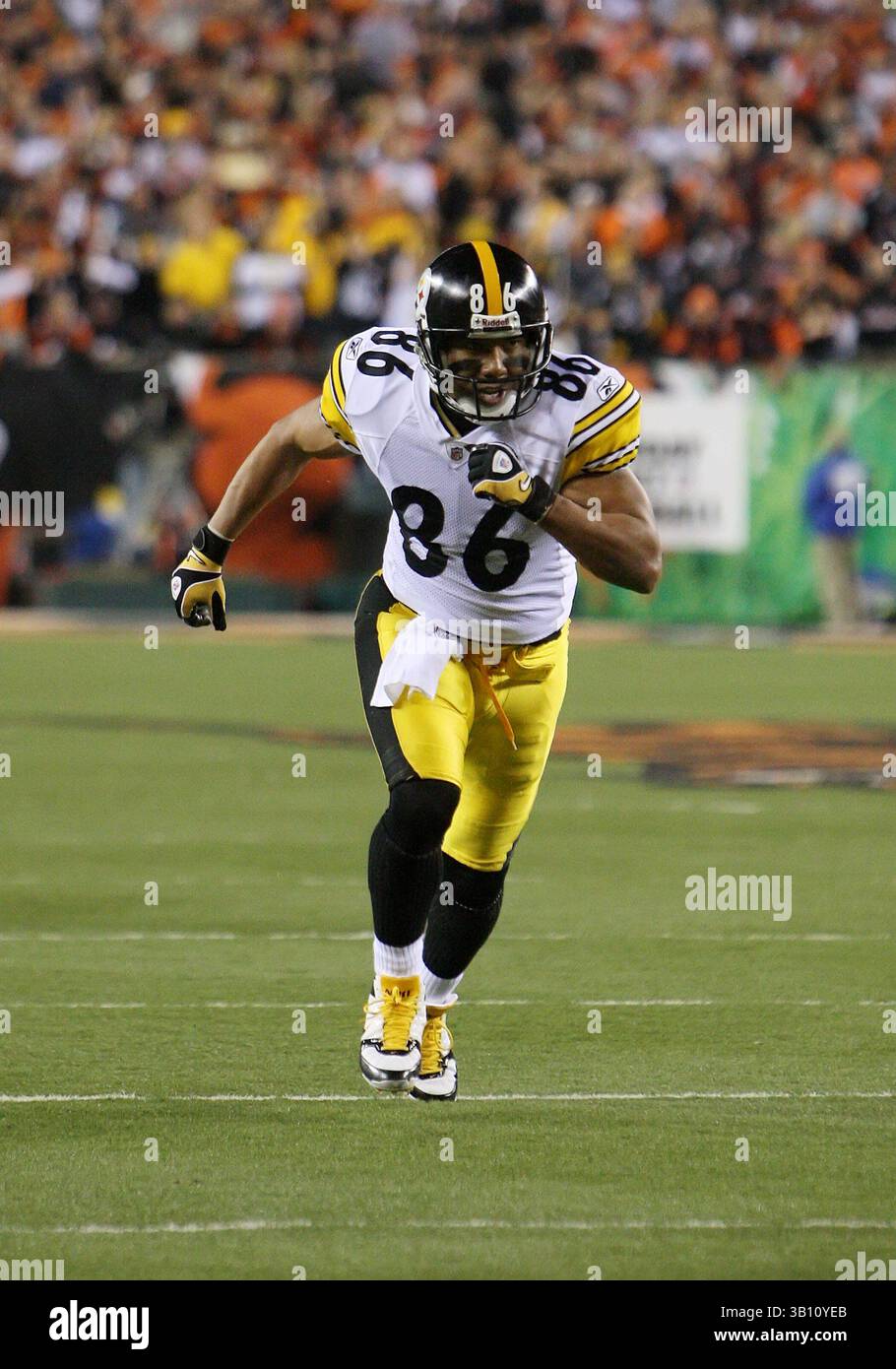 8 novembre 2010 : #86 Hines Ward des Steelers de Pittsburgh en cours de route contre les Bengals de Cincinnati. Les Steelers battent les Bengals 27-21 au Paul Brown Stadium de Cincinnati, Ohio. (Crédit image : © Greg Ashman/Cal Sport Media/ZUMApress.com) Banque D'Images