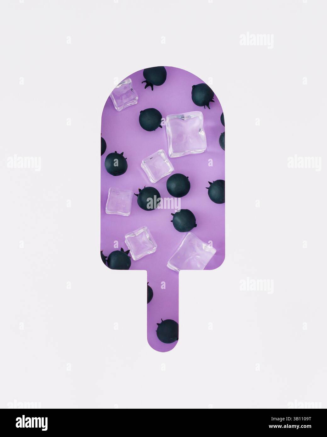 Disposition estivale avec des bleuets et des glaçons visibles à travers un espace en forme de crème glacée sur fond violet. Concept esthétique d'été. Banque D'Images