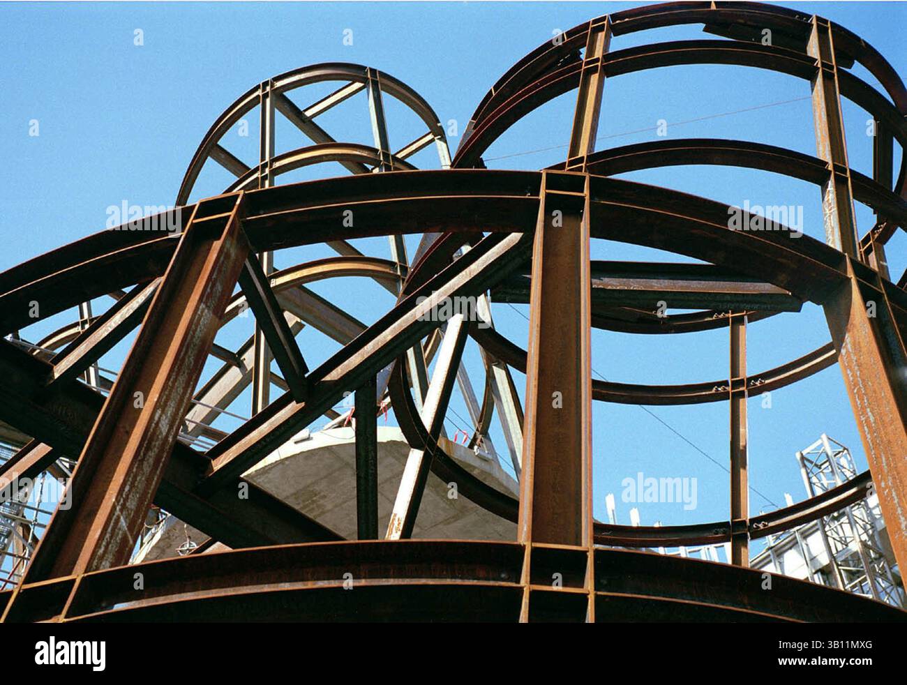 15 avril 2004 - Cambridge, Massachusetts, États-Unis - la construction d'un squelette en I-beam forme un look de montagnes russes, à l'extérieur du MIT Stata Center. (Crédit image : © Richard Sobol/zReportage/ZUMA) Banque D'Images