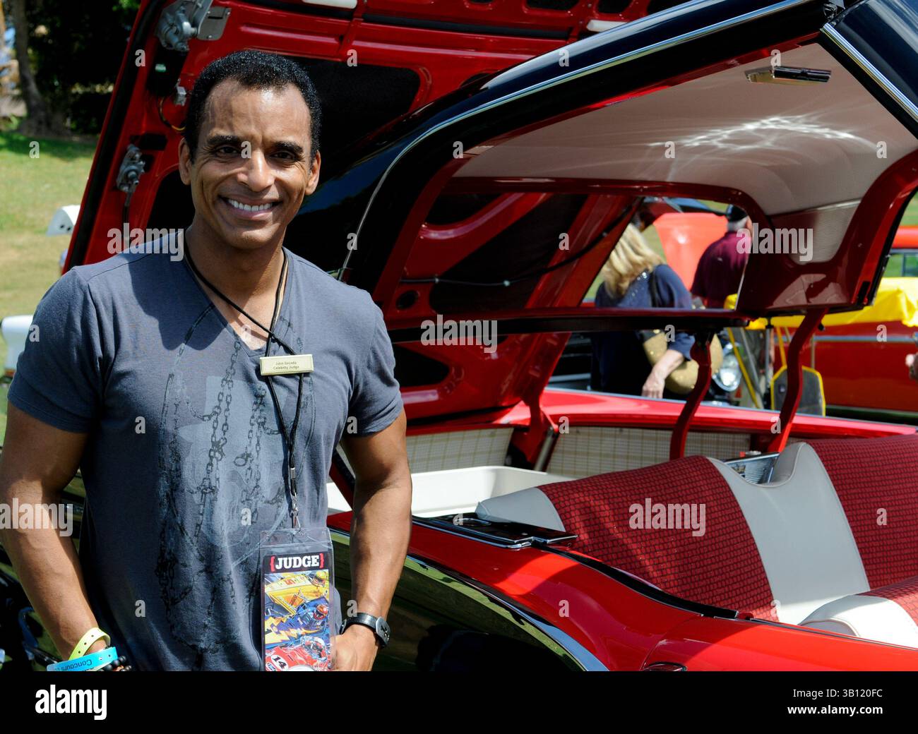 27 février 2011 - Boca Raton, Floride, États-Unis - lauréat d'un Grammy Award JON SECADA - juge à l'événement devant une Porsche 356 S 1963 - au Boca Raton Resort accueille le concours d'élégance. Les recettes de l'événement vont au Boys & Girls Club. L'événement du week-end a commencé vendredi soir avec le 'DuPont Registry Live !' Fête du hangar à l'aéroport de Boca Raton. Samedi soir, dîner de gala de cravate noire et vente aux enchères en direct. Le même soir, le prestigieux Automotive Lifetime Achievement Award a été remis à l'icône de l'industrie automobile H W. Huizenga (crédit image : © Michele Eve Sandberg/ZUMAPRESS.com) Banque D'Images