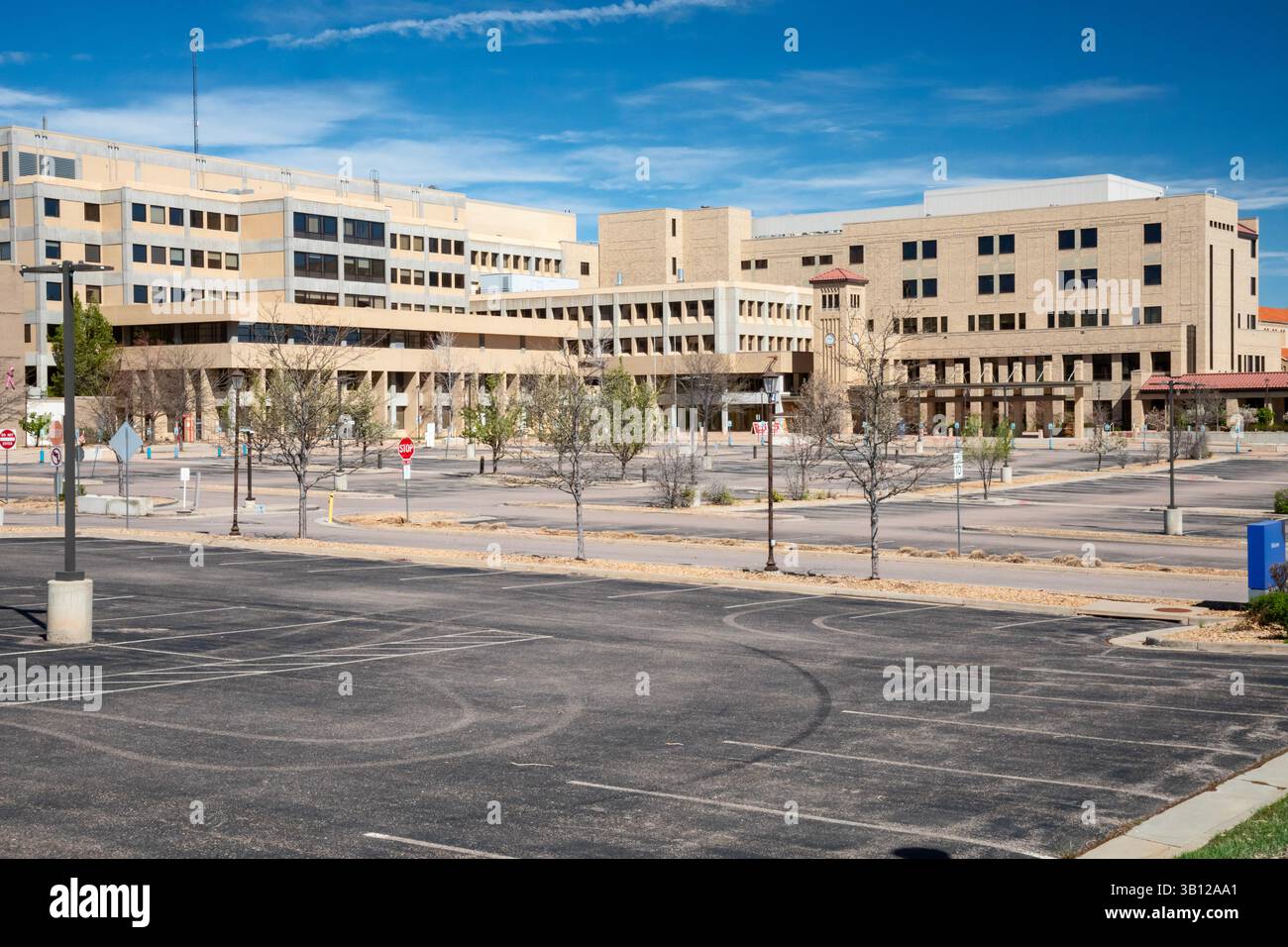 Wheat Ridge, Colorado - il n'y a pas de voitures dans le parking de l'hôpital luthérien d'InterMountain Health. Le bâtiment a été fermé après qu'un nouvel hôpital a été b Banque D'Images