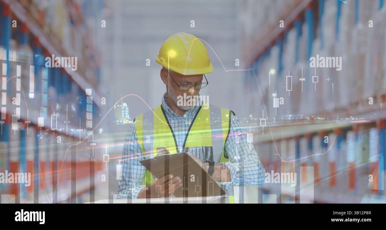 Image du traitement des données financières sur un ouvrier d'entrepôt biracial Banque D'Images