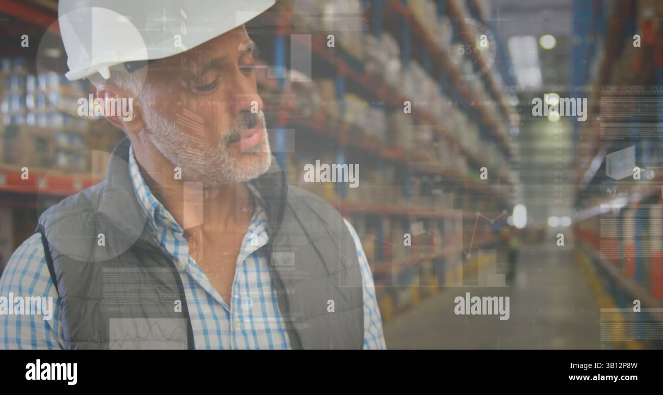 Image du traitement des données financières sur un ouvrier d'entrepôt biracial Banque D'Images