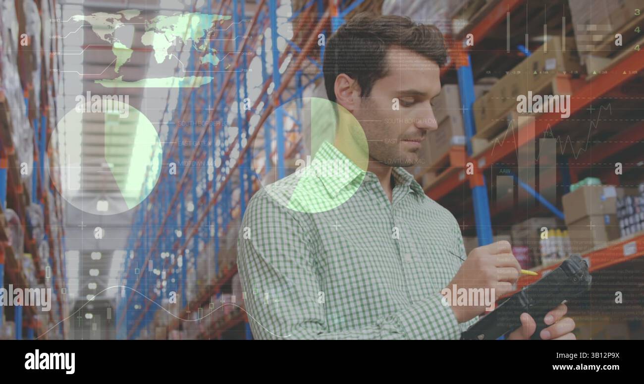 Image du traitement des données financières sur un ouvrier d'entrepôt caucasien Banque D'Images
