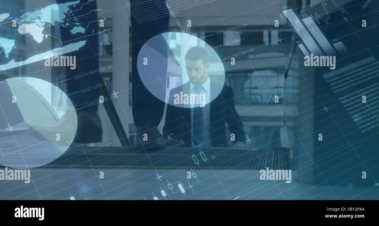 Image du traitement des données financières sur homme d'affaires biracial à l'aide d'un smartphone Banque D'Images