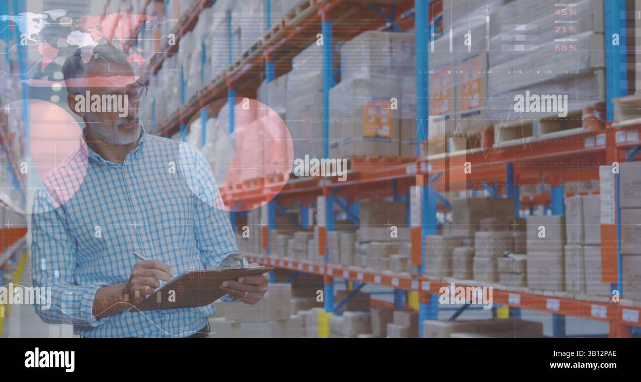 Image du traitement des données financières sur un ouvrier d'entrepôt biracial Banque D'Images