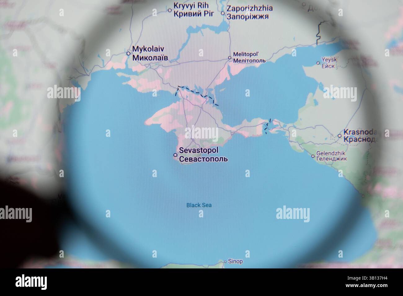 Carte de Crimée vue à travers la loupe sur Google maps. La Crimée est un territoire ukrainien actuellement occupé par la Russie, soulignant la géopolitique Banque D'Images