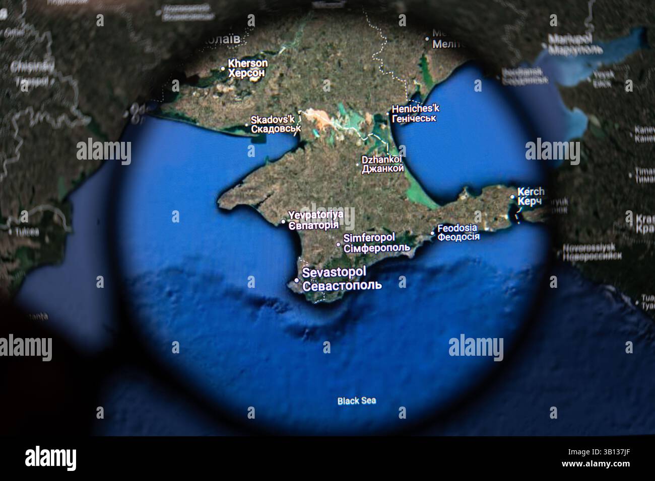 Carte de Crimée vue à travers la loupe sur Google maps. La Crimée est un territoire ukrainien actuellement occupé par la Russie, soulignant la géopolitique Banque D'Images