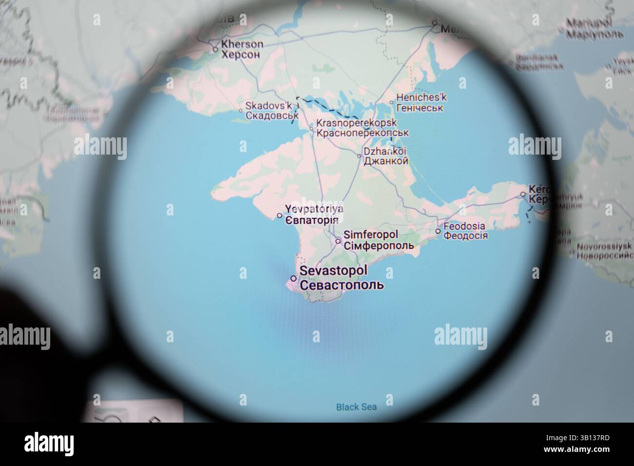 Carte de Crimée vue à travers la loupe sur Google maps. La Crimée est un territoire ukrainien actuellement occupé par la Russie, soulignant la géopolitique Banque D'Images
