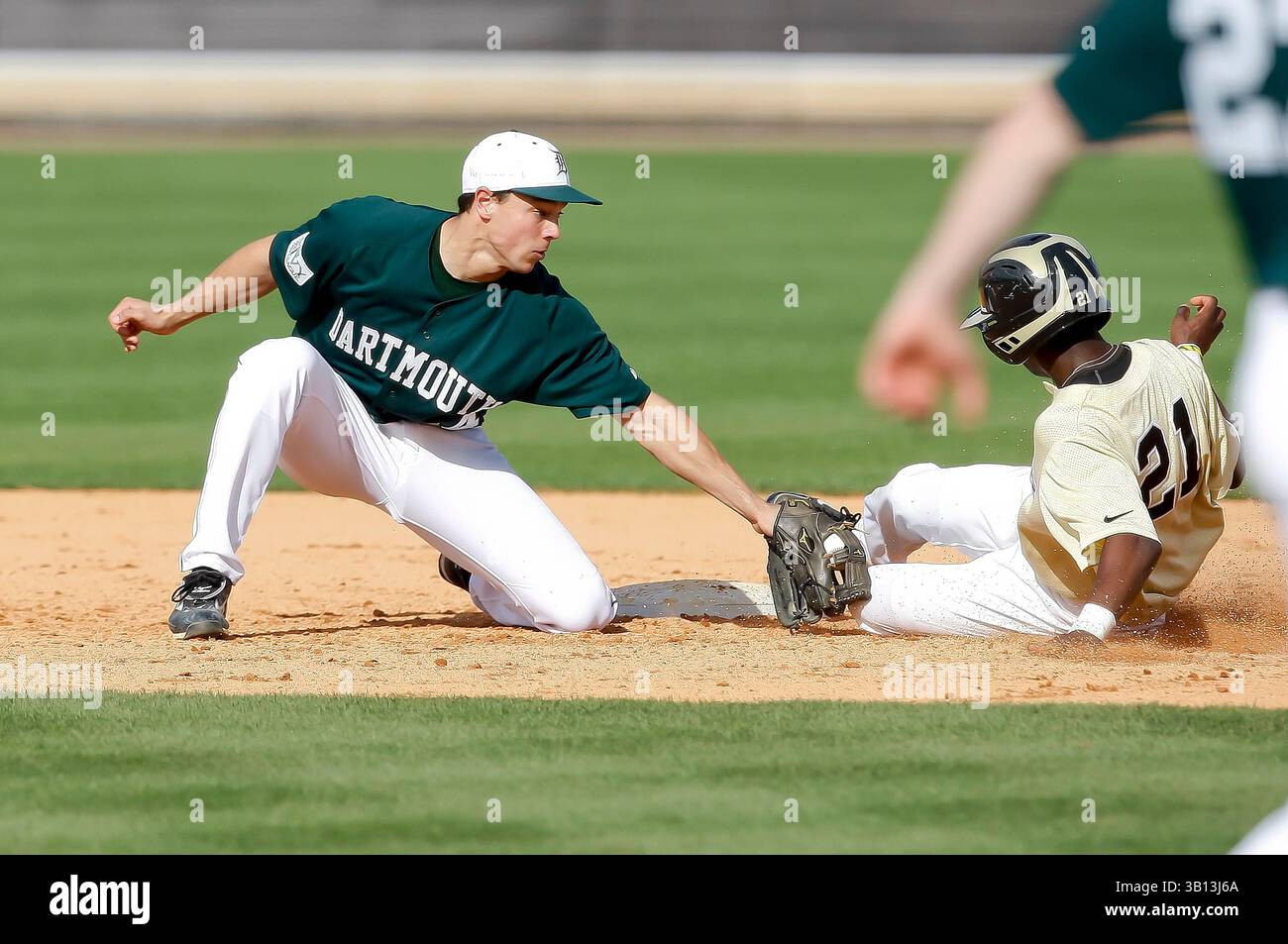 5 mars 2011 : Darnell Sweeney (21 ans), infidieux du centre de Floride, tente de voler en deuxième position par Joe Sclafani (14 ans) de Dartmouth lors d'un match de baseball entre les Big Green de Dartmouth et les Knights du centre de Floride. Central Florida a battu Dartmouth 8-0 dans le match 2 de la double tête au Jay Bergman Field à Orlando, FL(image crédit : © Romeo Guzman/Cal Sport Media/ZUMAPRESS.com) Banque D'Images