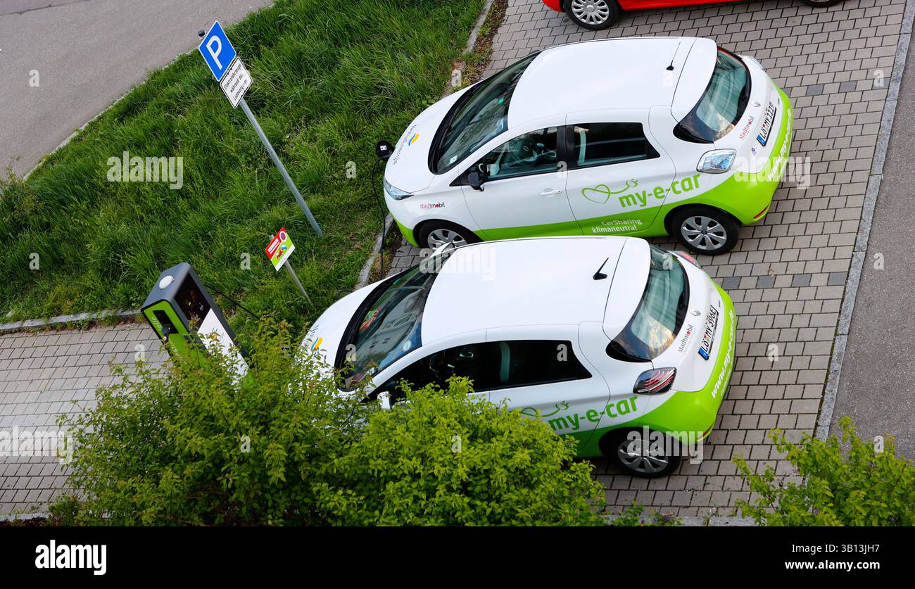 Weil am Rhein, Allemagne. 24 avril 2025. Weil am Rhein, Allemagne - 24 avril 2025 : Carsharing Elektromobilität mit Ladestelle für Elektrofahrzeuge, Parkplatz, Laden, chargeur, Supercharger, e-Auto, Ladesäule, Ladestation, partage de voiture, crédit : dpa/Alamy Live News Banque D'Images