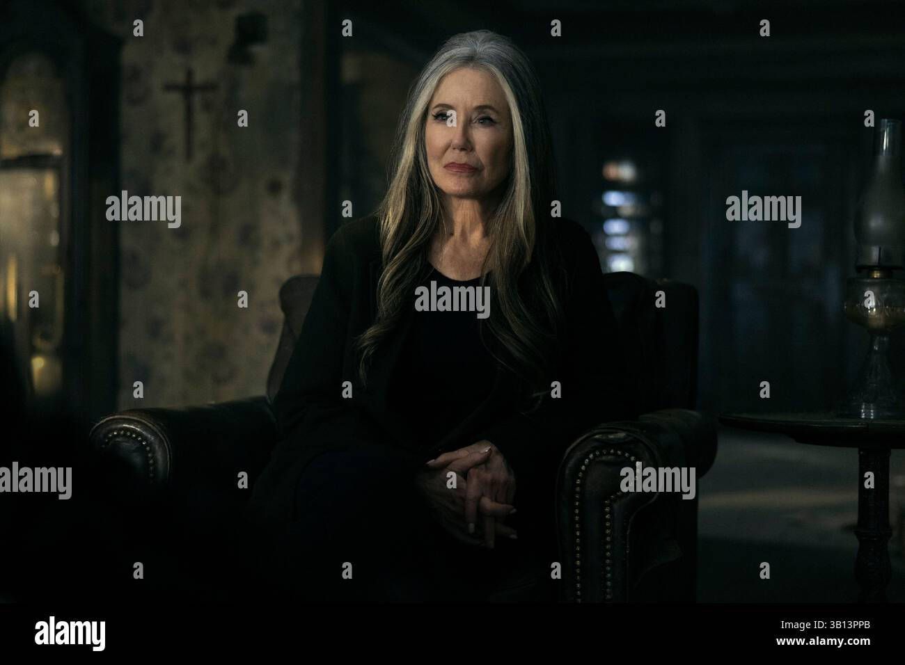 La chute de la Maison d'Usher (2023). Mary McDonnell dans le rôle de Madeline Usher dans l'épisode 107 de la chute de la Maison Usher. Crédit photo : Eike Schroter/Netflix Banque D'Images