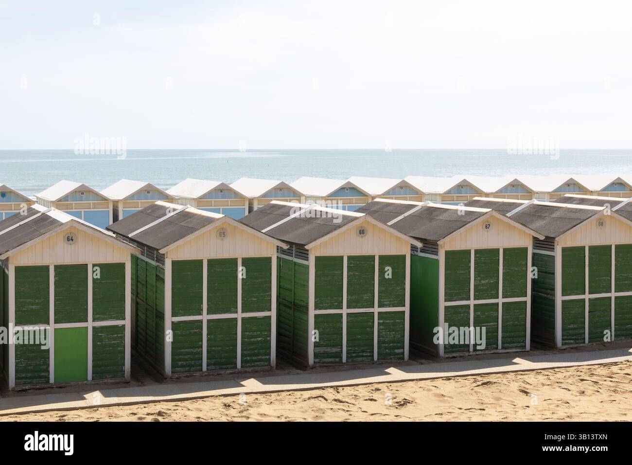Cabanes de plage face à Calm Sea Horizon Banque D'Images