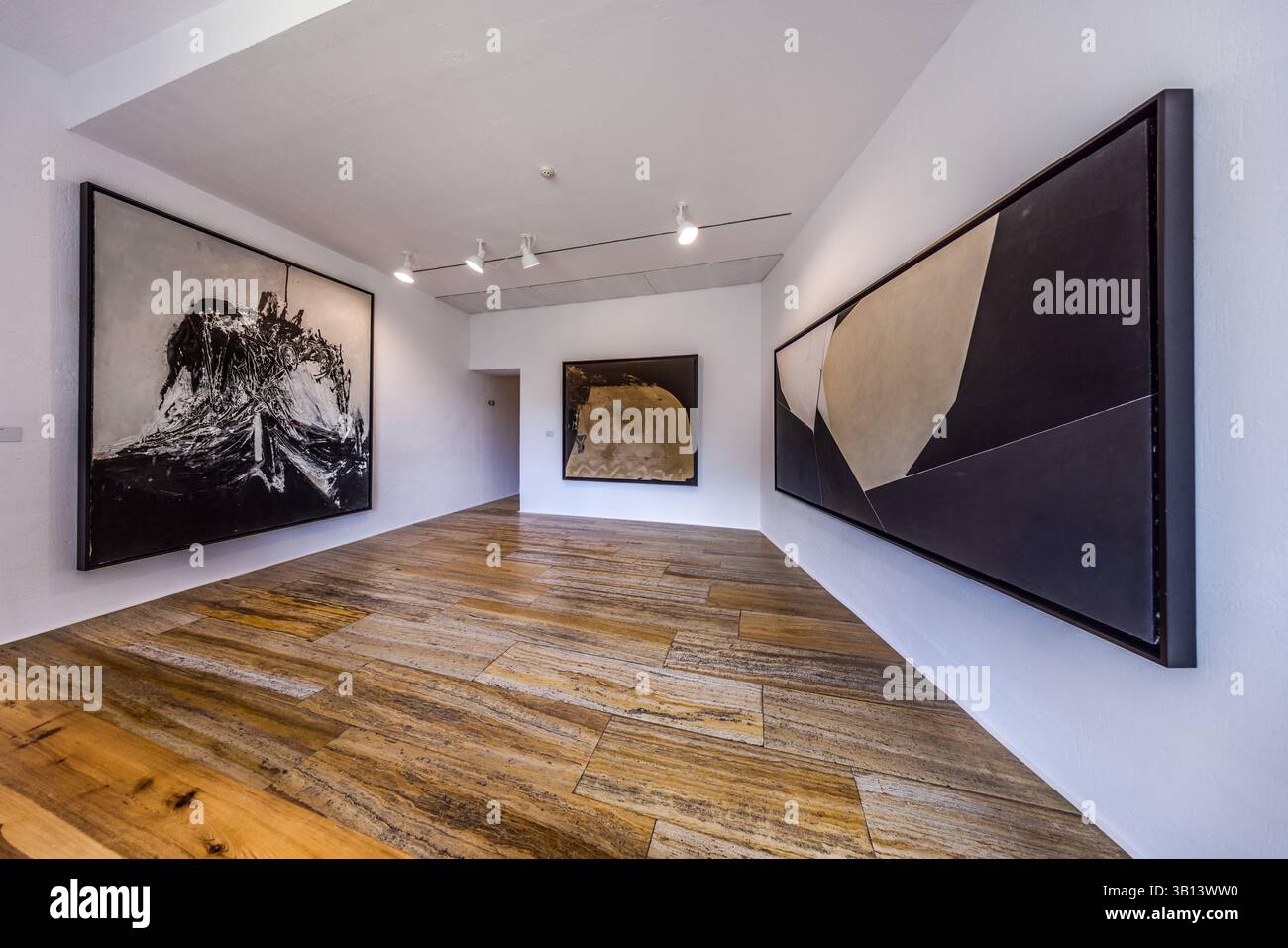Peintures au Musée d'Art abstrait espagnol (Museo de Arte Abstracto Español), Cuenca. Les murs blancs et le sol de couleur claire de la galerie forment un fond neutre pour les œuvres vibrantes de compris Les peintures, avec leurs couleurs et leurs formes audacieuses, témoignent de l’expression artistique qui y est exposée. Calle Canónigos, Cuenca, Castille-la Manche, Espagne Banque D'Images
