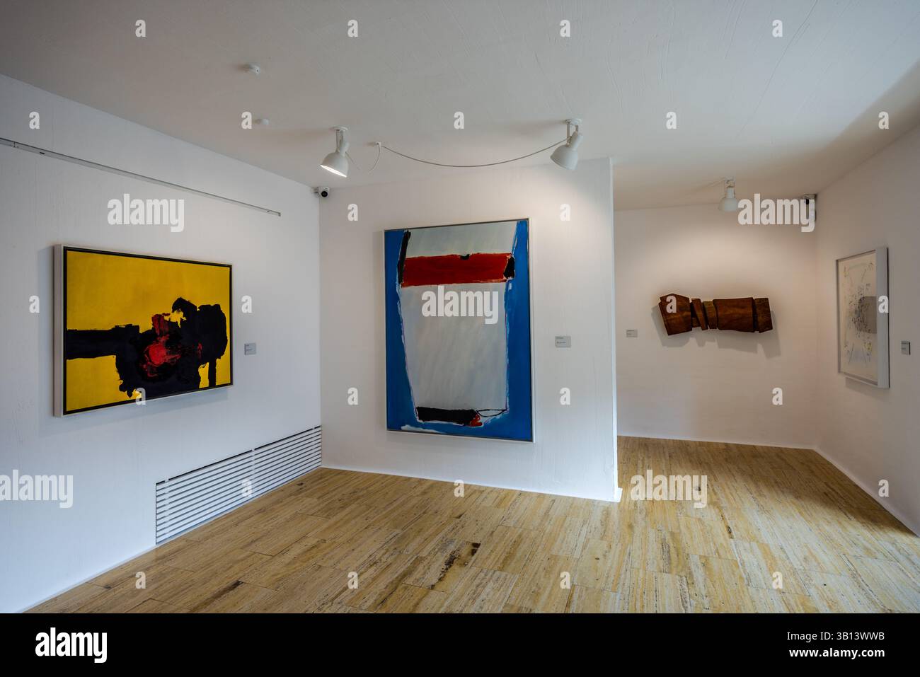 Exposition d'art moderne au Musée d'Art abstrait espagnol (Museo de Arte Abstracto Español). Des peintures abstraites de José Guerrero et une sculpture en bois sont exposées. Cuenca, Castille-la Manche, Espagne Banque D'Images