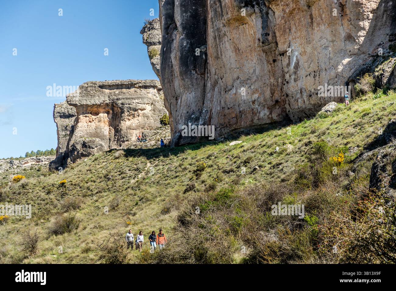 Randonneurs dans le paysage espagnol près des formations rocheuses. Camino de San Isidro, Cuenca, Castille-la Manche, Espagne Banque D'Images