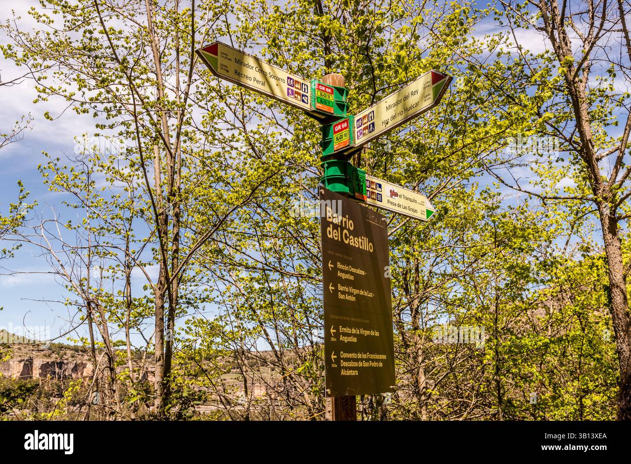 Panneau de signalisation dans le Barrio del Castillo en Espagne avec des indications pour divers sites et sentiers de randonnée.. Calle Trabuco, Cuenca, Castille-la Manche, Espagne Banque D'Images