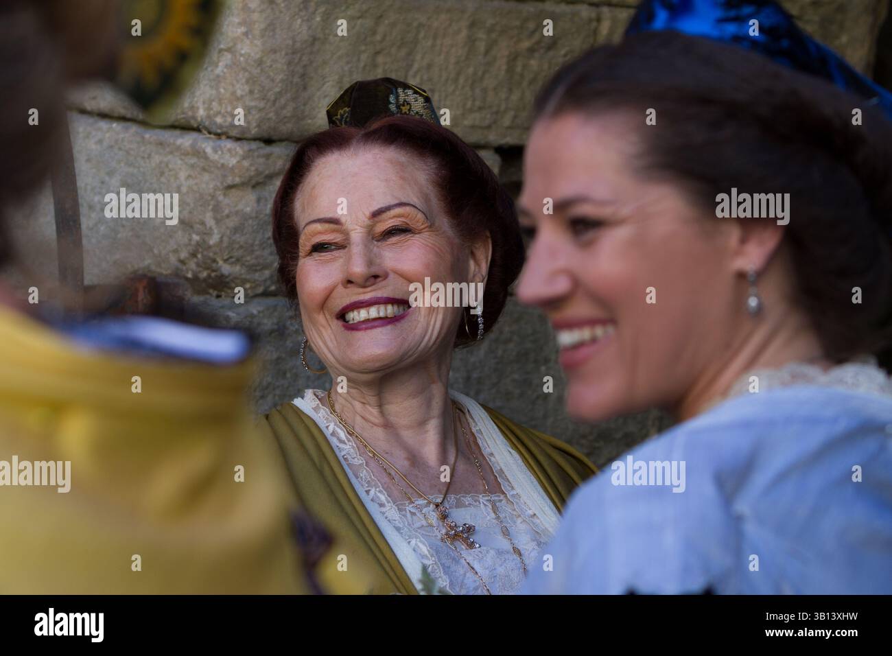 Arles, France. 19 avril 2025. Les femmes en costume traditionnel arlésien participent aux célébrations de Pâques de la Feria d'Arles Banque D'Images