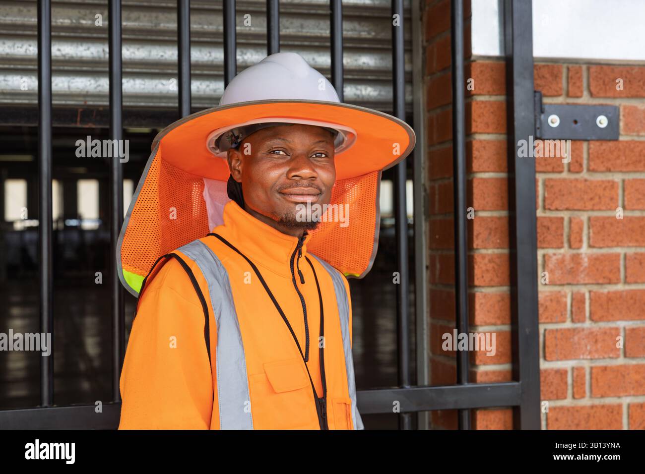 Homme africain ouvrier à l'extérieur portant un pare-soleil casque de protection à col plein rim pare-soleil avec bande réfléchissante Banque D'Images