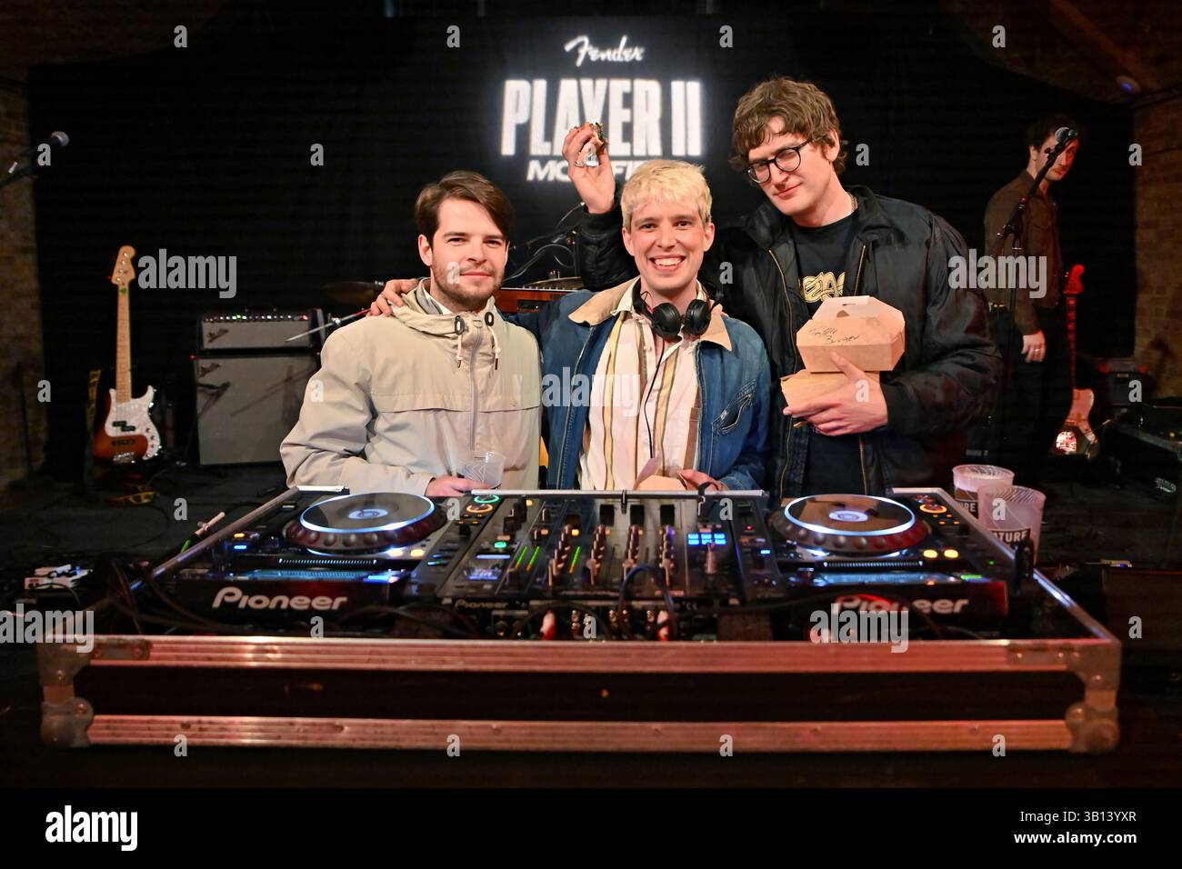 LONDRES, ANGLETERRE - 24 AVRIL 2025 : Sports Team DJ se produit aux expositions de Fender musical instruments Corporation au Fender accueille 'The Fender Mod Shop', une société américaine qui fabrique et commercialise des instruments de musique et des amplificateurs, à Bike Shed à Shoreditch, Londres. La vitrine Fender célèbre le lancement de sa nouvelle série modifiée Player II dans le monde entier, qui sont des versions améliorées de sa gamme Player II la plus populaire au Bike Shed à Londres, en Angleterre. (Photo de 李世惠/Voir Li/Picture Capital) crédit : Voir Li/Picture Capital/Alamy Live News Banque D'Images