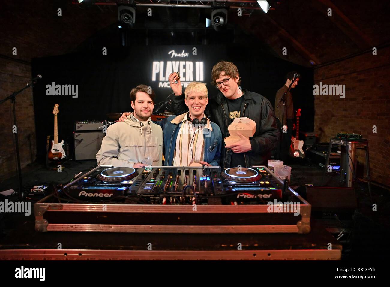 LONDRES, ANGLETERRE - 24 AVRIL 2025 : Sports Team DJ se produit aux expositions de Fender musical instruments Corporation au Fender accueille 'The Fender Mod Shop', une société américaine qui fabrique et commercialise des instruments de musique et des amplificateurs, à Bike Shed à Shoreditch, Londres. La vitrine Fender célèbre le lancement de sa nouvelle série modifiée Player II dans le monde entier, qui sont des versions améliorées de sa gamme Player II la plus populaire au Bike Shed à Londres, en Angleterre. (Photo de 李世惠/Voir Li/Picture Capital) crédit : Voir Li/Picture Capital/Alamy Live News Banque D'Images