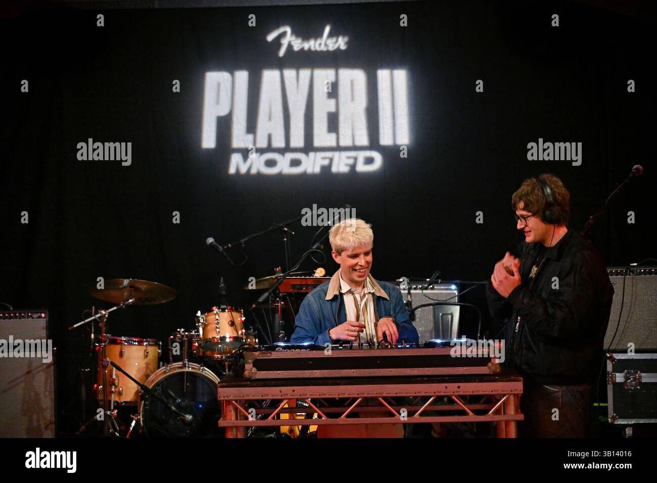 LONDRES, ANGLETERRE - 24 AVRIL 2025 : Sports Team DJ se produit aux expositions de Fender musical instruments Corporation au Fender accueille 'The Fender Mod Shop', une société américaine qui fabrique et commercialise des instruments de musique et des amplificateurs, à Bike Shed à Shoreditch, Londres. La vitrine Fender célèbre le lancement de sa nouvelle série modifiée Player II dans le monde entier, qui sont des versions améliorées de sa gamme Player II la plus populaire au Bike Shed à Londres, en Angleterre. (Photo de 李世惠/Voir Li/Picture Capital) crédit : Voir Li/Picture Capital/Alamy Live News Banque D'Images