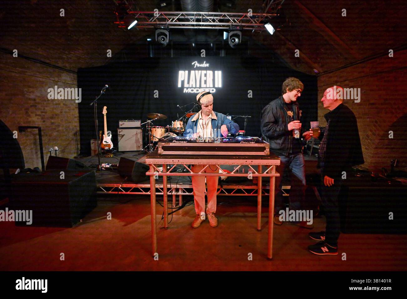 LONDRES, ANGLETERRE - 24 AVRIL 2025 : Sports Team DJ se produit aux expositions de Fender musical instruments Corporation au Fender accueille 'The Fender Mod Shop', une société américaine qui fabrique et commercialise des instruments de musique et des amplificateurs, à Bike Shed à Shoreditch, Londres. La vitrine Fender célèbre le lancement de sa nouvelle série modifiée Player II dans le monde entier, qui sont des versions améliorées de sa gamme Player II la plus populaire au Bike Shed à Londres, en Angleterre. (Photo de 李世惠/Voir Li/Picture Capital) crédit : Voir Li/Picture Capital/Alamy Live News Banque D'Images