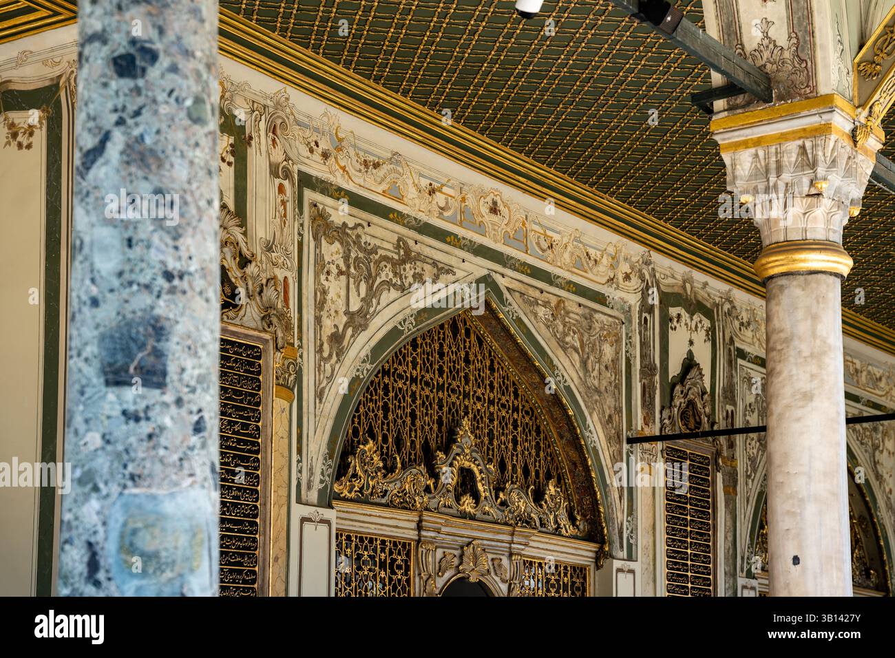 Détail de l'entrée du Conseil impérial ou Divan impérial, dans la deuxième cour du Palais de Topkapi, Istanbul, Turquie (Turkiye) Banque D'Images