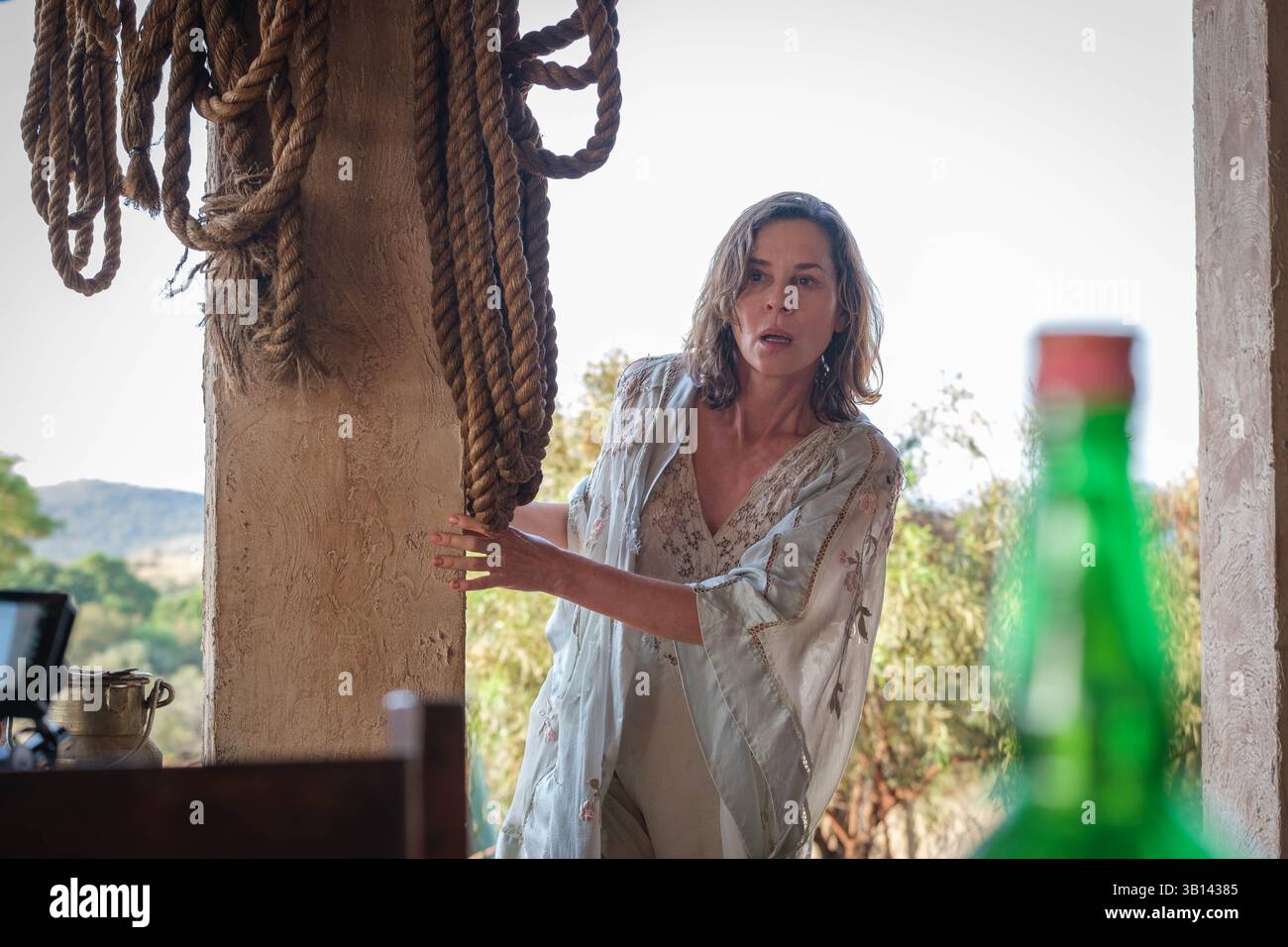 DATE DE SORTIE : 11 février 2025. TITRE : ne laisse pas aller aux chiens ce soir. STUDIO : Sony Pictures Classics. RÉALISATEUR : Embeth Davidtz. INTRIGUE : représente la vie de Bobo, 8 ans, dans la ferme Rhodésienne de sa famille pendant les dernières étapes de la guerre de Bush. Il explore le lien de la famille avec la terre de l'Afrique et l'impact de la guerre sur la région et les individus à travers la perspective de Bobo. EN VEDETTE : EMBETH DAVIDZ dans le rôle de Nicola Fuller. (Crédit image : © Sony Pictures Classics/Entertainment Pictures/ZUMAPRESS.com) USAGE ÉDITORIAL EXCLUSIF ! Non destiné à UN USAGE commercial ! Banque D'Images