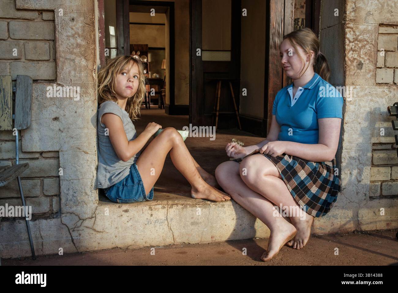 DATE DE SORTIE : 11 février 2025. TITRE : ne laisse pas aller aux chiens ce soir. STUDIO : Sony Pictures Classics. RÉALISATEUR : Embeth Davidtz. INTRIGUE : représente la vie de Bobo, 8 ans, dans la ferme Rhodésienne de sa famille pendant les dernières étapes de la guerre de Bush. Il explore le lien de la famille avec la terre de l'Afrique et l'impact de la guerre sur la région et les individus à travers la perspective de Bobo. EN VEDETTE : LEXI VENTER dans le rôle de Bobo Fuller, ANINA HOPE REED dans le rôle de Vanessa Fuller. (Crédit image : © Sony Pictures Classics/Entertainment Pictures/ZUMAPRESS.com) USAGE ÉDITORIAL EXCLUSIF ! Non destiné à UN USAGE commercial ! Banque D'Images