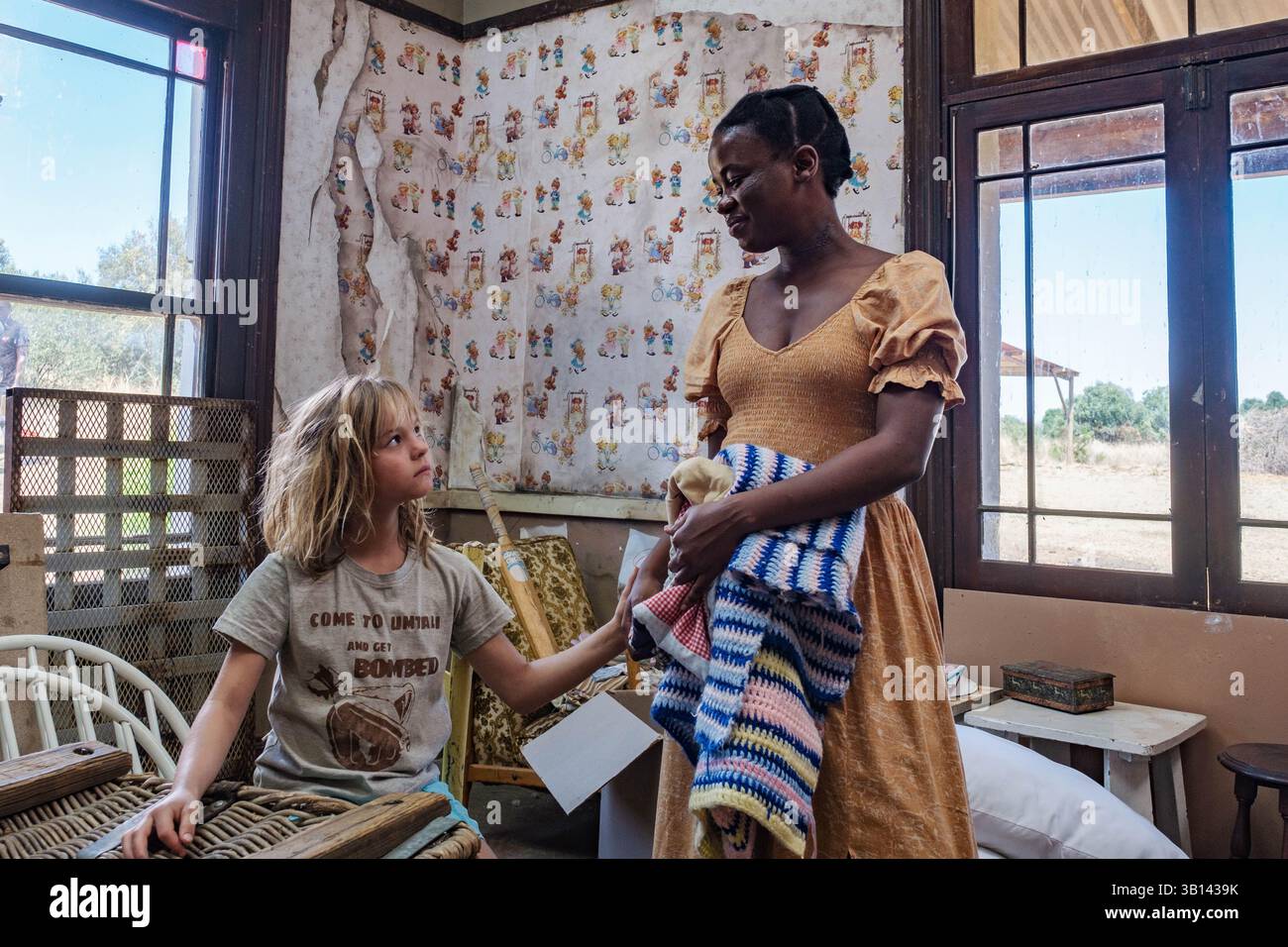 DATE DE SORTIE : 11 février 2025. TITRE : ne laisse pas aller aux chiens ce soir. STUDIO : Sony Pictures Classics. RÉALISATEUR : Embeth Davidtz. INTRIGUE : représente la vie de Bobo, 8 ans, dans la ferme Rhodésienne de sa famille pendant les dernières étapes de la guerre de Bush. Il explore le lien de la famille avec la terre de l'Afrique et l'impact de la guerre sur la région et les individus à travers la perspective de Bobo. EN VEDETTE : LEXI VENTER dans le rôle de Bobo Fuller, ZIKHONA BALI. (Crédit image : © Sony Pictures Classics/Entertainment Pictures/ZUMAPRESS.com) USAGE ÉDITORIAL EXCLUSIF ! Non destiné à UN USAGE commercial ! Banque D'Images