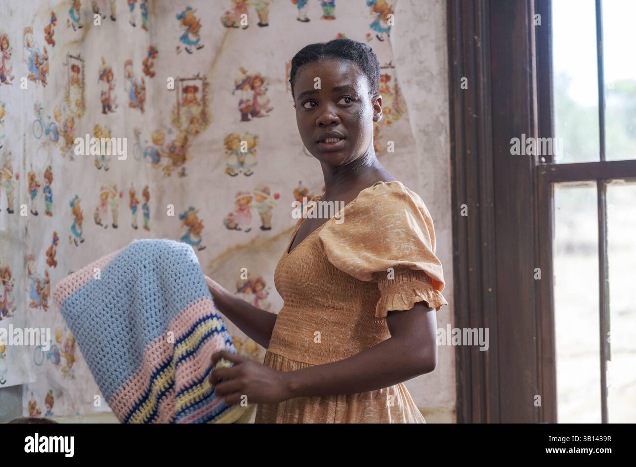 DATE DE SORTIE : 11 février 2025. TITRE : ne laisse pas aller aux chiens ce soir. STUDIO : Sony Pictures Classics. RÉALISATEUR : Embeth Davidtz. INTRIGUE : représente la vie de Bobo, 8 ans, dans la ferme Rhodésienne de sa famille pendant les dernières étapes de la guerre de Bush. Il explore le lien de la famille avec la terre de l'Afrique et l'impact de la guerre sur la région et les individus à travers la perspective de Bobo. EN VEDETTE : LEXI VENTER dans le rôle de Bobo Fuller. (Crédit image : © Sony Pictures Classics/Entertainment Pictures/ZUMAPRESS.com) USAGE ÉDITORIAL EXCLUSIF ! Non destiné à UN USAGE commercial ! Banque D'Images