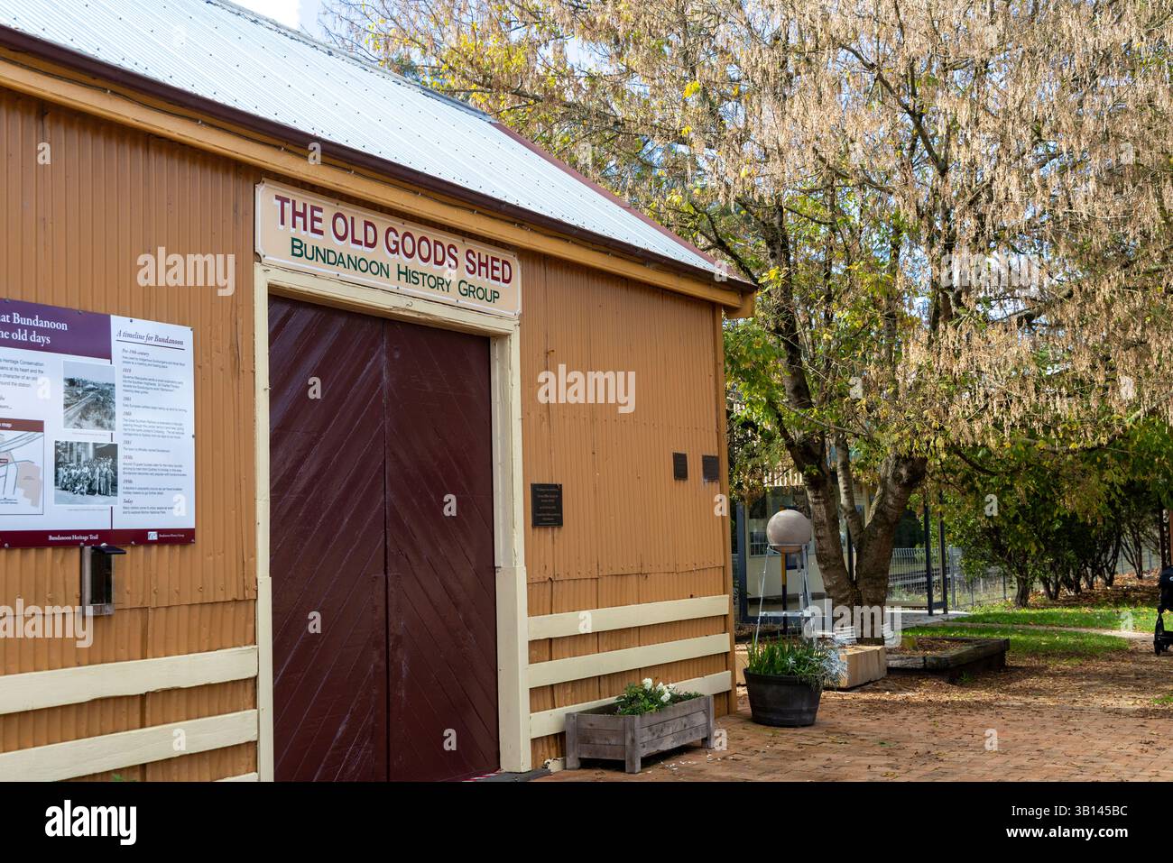 Bundanoon, Nouvelle-Galles du Sud, Australie, petit village pittoresque dans les hauts plateaux du sud, patrimoine ferroviaire et Old Goods hangar sur l'avenue ferroviaire Banque D'Images