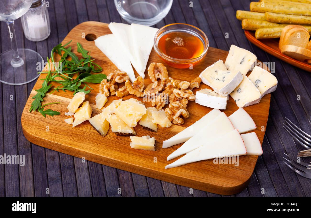 Différents types de fromage tranchés et servis à bord Banque D'Images