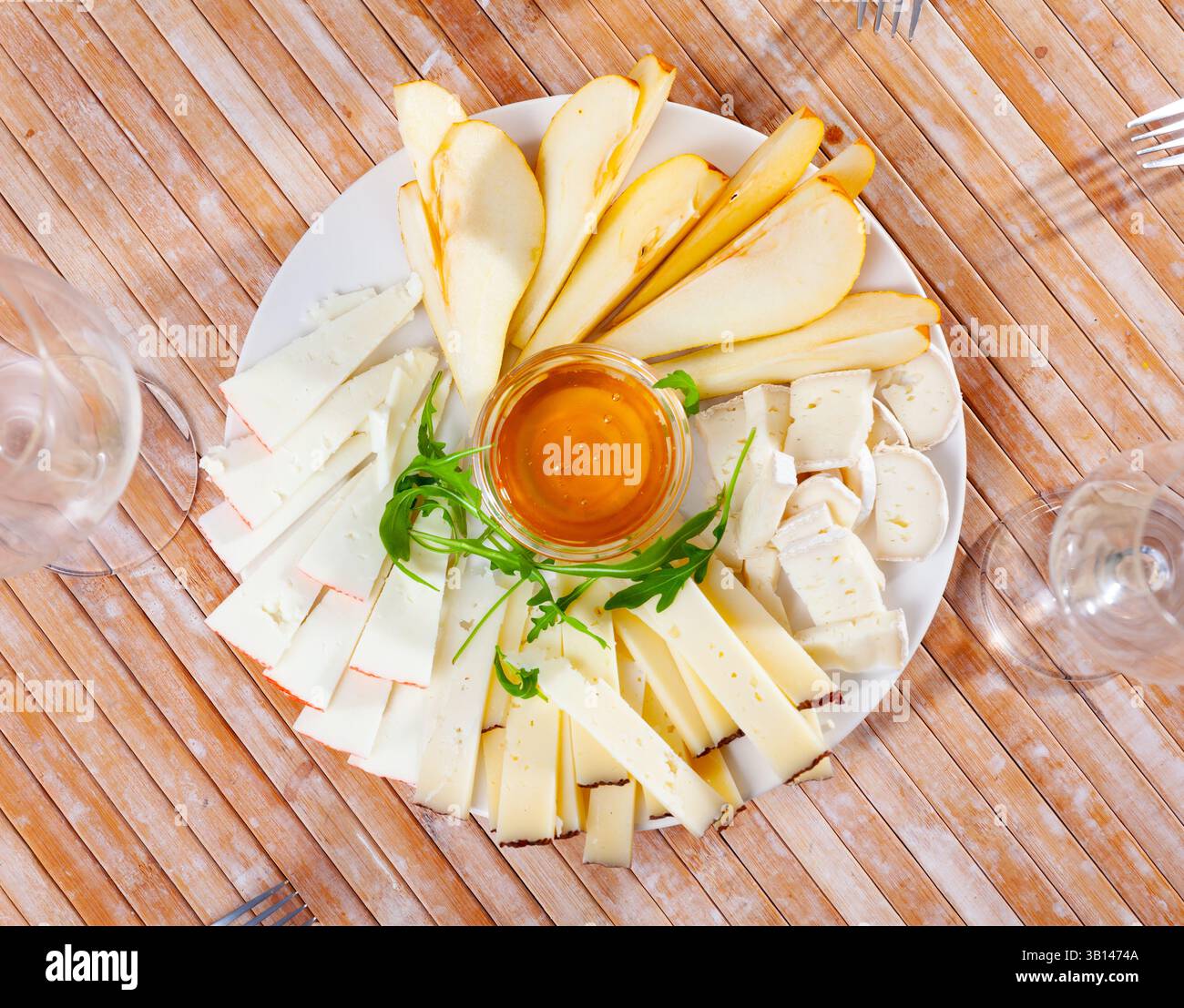 Différents types de fromage et de tranches de poire sur l'assiette Banque D'Images