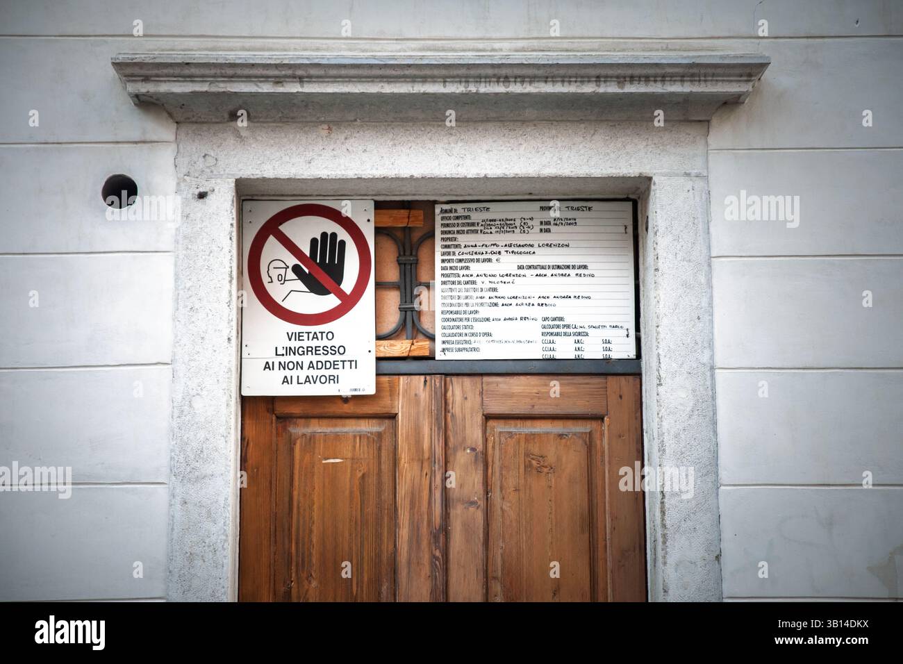 TRIESTE, ITALIE - 17 DÉCEMBRE 2024 : avis de permis de construire italien (Permesso di costruire) affiché sur un chantier de construction à Trieste, détaillant Banque D'Images