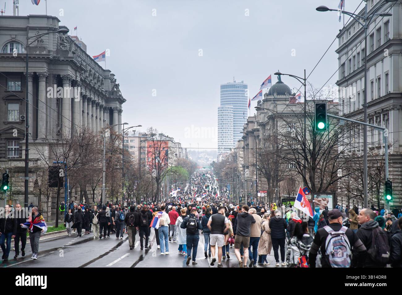 BELGRADE, SERBIE - 15 MARS 2025 : une foule nombreuse remplit Belgrade Kneza Milosa pour protester contre le gouvernement serbe dans le cadre du "Krvave su vam ruke" Dinstaj Banque D'Images
